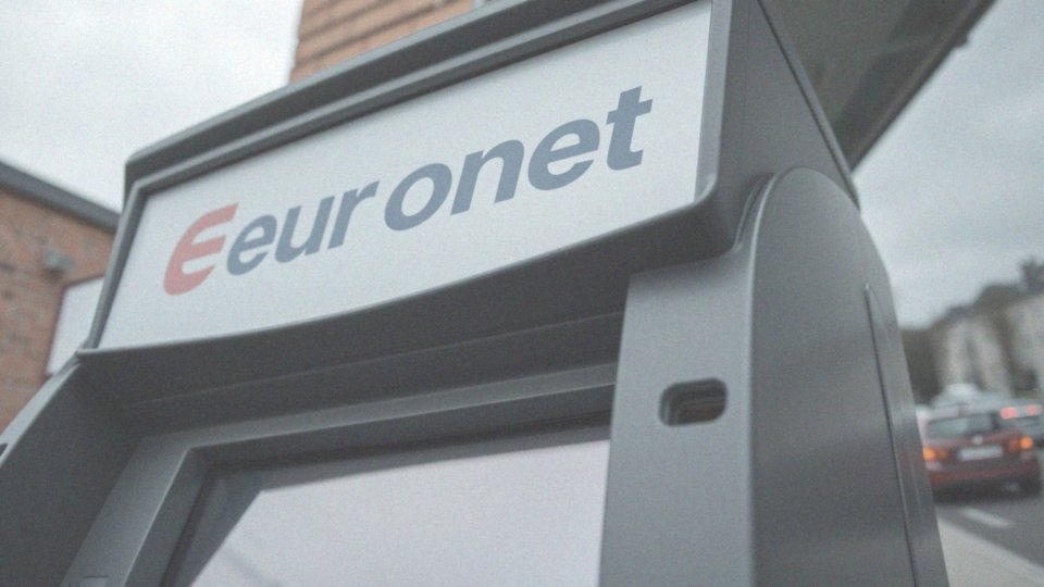 Jakie opłaty są związane z korzystaniem z wpłatomatów Euronet?